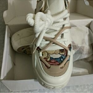 Men's Beige and Multicolor Teddy Bear Sneakers. size 10.5 us